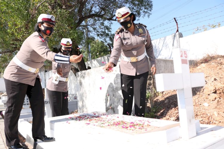 Peringati Hari Jadi Polwan ke 72, Polwan Polda NTT Ziarah Taman Makam Pahlawan