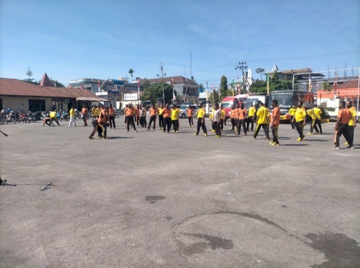 75 Personel Polres Sumba Barat Laksanakan Latihan Beladiri Jelang Ujian Kenaikan Pangkat