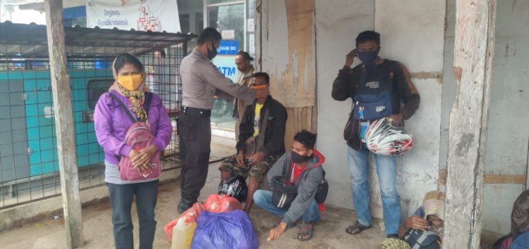 Temui Warga, Personil Pakaikan Masker Kepada Warga Demi Cegah Covid -19