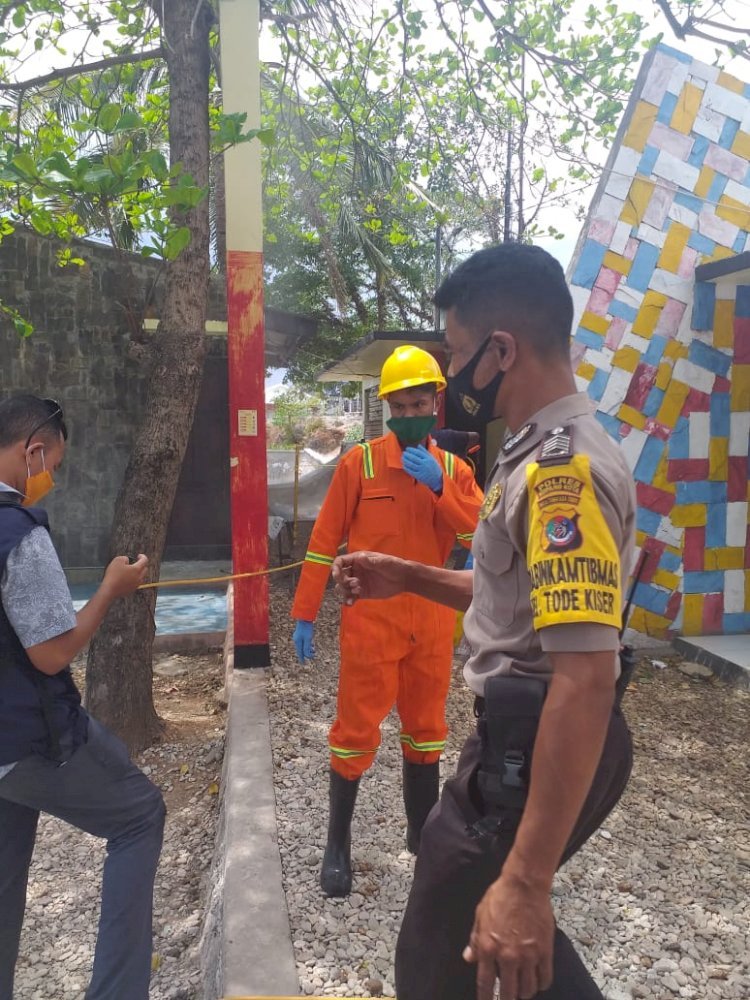 Babinkamtibmas kelurahan Todekisar Pantau kegiatan penyemprotan desinfektan dari PMI propinsi NTT