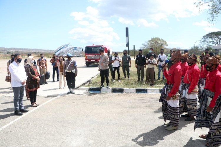 Tiba di Bandara El Tari Kupang, Kapolda NTT Disambut Dengan Sapaan Adat Natoni