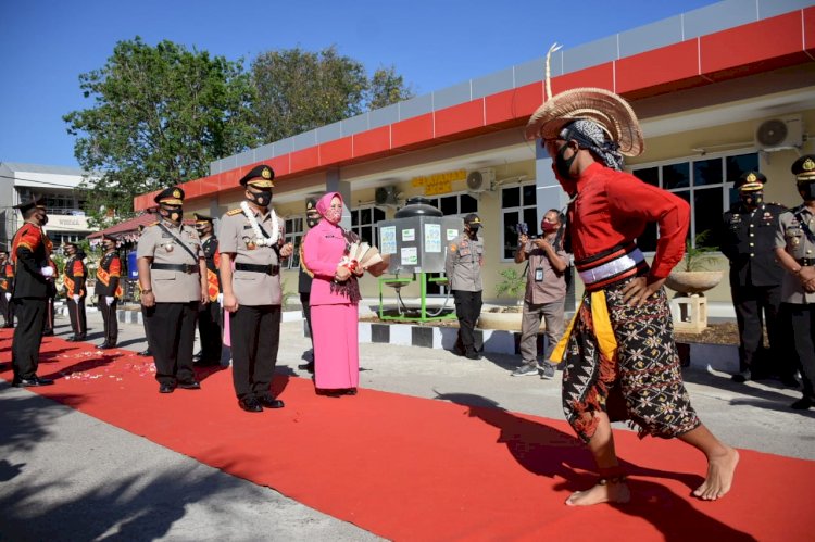 Tiba di Mapolda NTT,  Kapolda NTT Irjen Pol. Drs. Lotharia Latif, S.H., M.Hum., Disambut Dengan Tarian Ofalangga