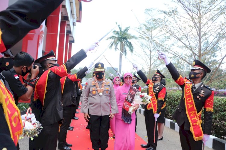 Polda NTT Lepas Irjen Pol. Drs. Hamidin Dengan Prosesi Pedang Pora