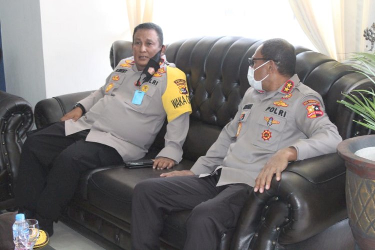 Wakapolda NTT Sambut Kedatangan Kadivhubinter Polri di Bandara El Tari Kupang