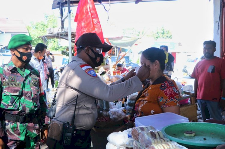 Upaya Menekan Angka Penularan Covid-19, Polda NTT dan TNI Serentak Kampanye dan Bagikan Masker Kepada Masyarakat