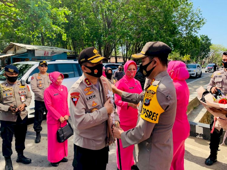 Dengan Pengalungan Kain Adat, Kapolres Belu Sambut Kunjungan Perdana Kapolda NTT di Mapolres Belu