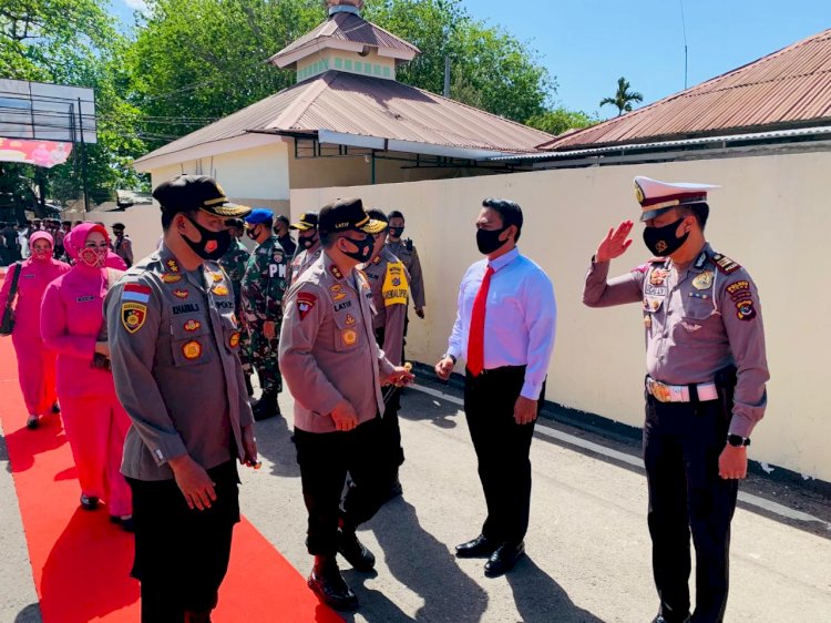 Dengan Pengalungan Kain Adat, Kapolres Belu Sambut Kunjungan Perdana Kapolda NTT di Mapolres Belu