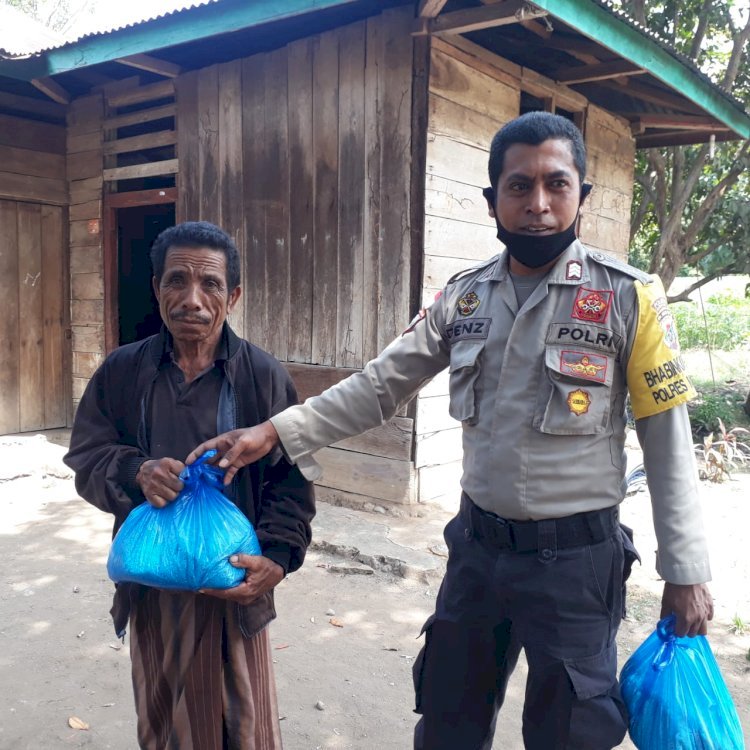 Peduli Terhadap Warga, Bhabinkamtibmas Polsek Satarmese Salurkan Bansos