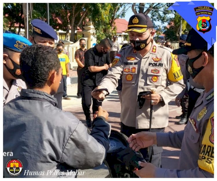 Serentak se Indonesia, Polres Manggarai Barat Bagi-Bagi Masker Gratis