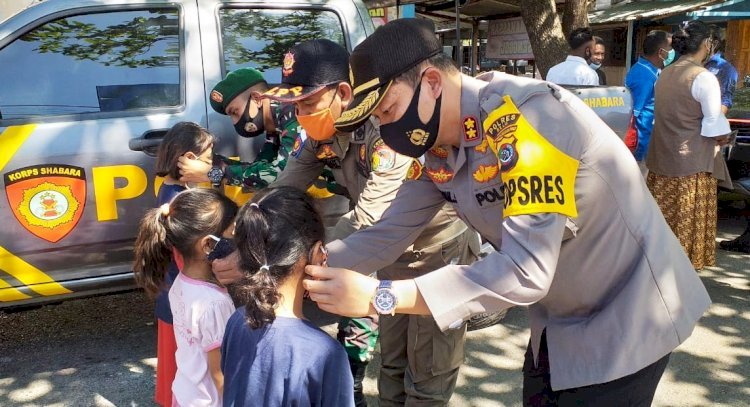 Turun Berskala Besar, Polres Belu Bareng Inskait Kampanye 3 M dan Bagikan 500 Masker Secara Gratis untuk Masyarakat