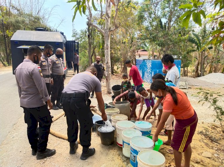 Menggunakan Mobil Water Canon, Personel Ditsamapta Polda NTT Salurkan Air Bersih Kepada Warga Kota Kupang