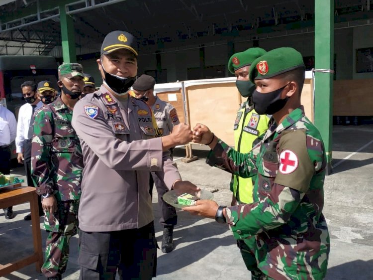 HUT TNI Ke-75, Polres Ngada Berikan Kue Ultah Kepada Kodim 1625/Ngada