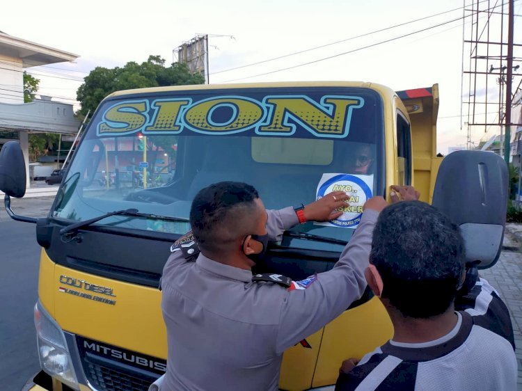 Satlantas Polres TTU Pasang Stiker dengan tema Ayo Pakai Masker di Kendaraan Umum