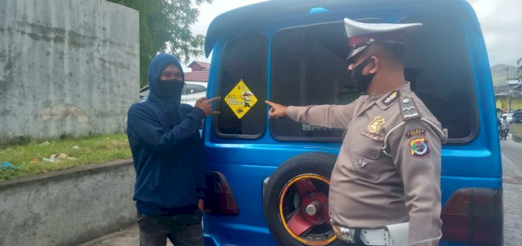 “Ayo Pakai Masker”, Satlantas Polres Ende Himbau Saat Gelar Ops Yustisi