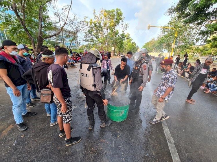 Kapolda NTT Apresiasi Aksi Unjuk Rasa Mahasiswa di Kantor DPRD Provinsi NTT Berlangsung Aman dan Tertib