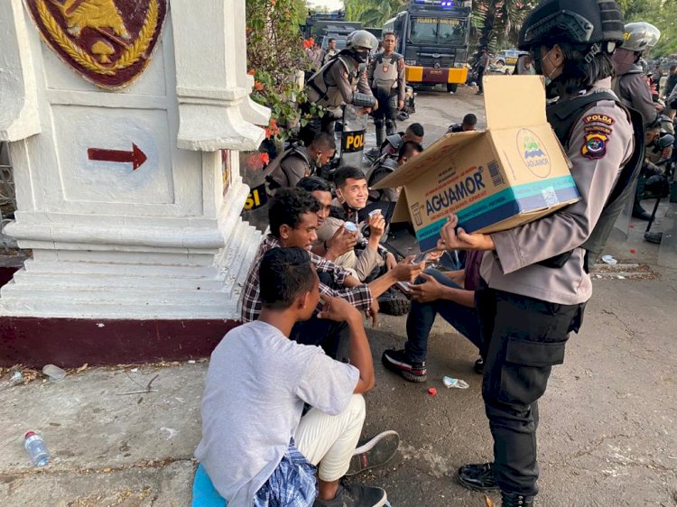 Di sela Aksi Unras Damai, Kompak Personel Polda NTT dan Mahasiswa Membersihkan Sampah