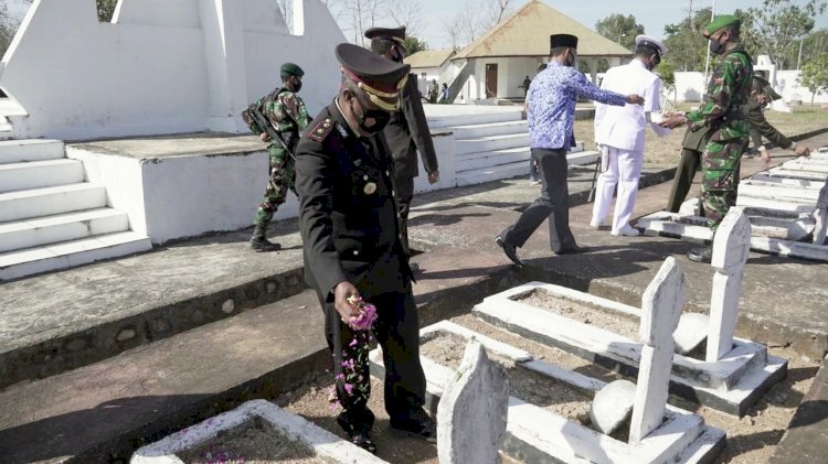 Peringati HUT ke 75 TNI, Wakapolres Belu dan Pejabat Utama Ziarah ke Makam Pahlawan Seroja Haliwen