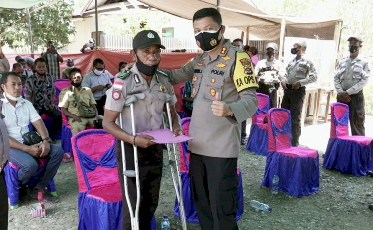 Beri Dukungan Moral dan Semangat, Kapolres Belu Beri Tali Asih untuk Anggota yang Sakit