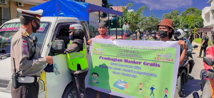 Setelah Stiker, Sat Lantas Polres Belu Bareng Paguyuban Sidomukti Bagi Masker Gratis untuk Masyarakat