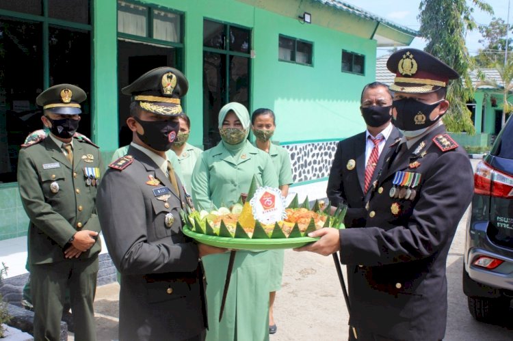 Datangi Markas Kodim 1605, Kapolres Belu Beri Kejutan Manis di Hari Ulang Tahun TNI ke 75