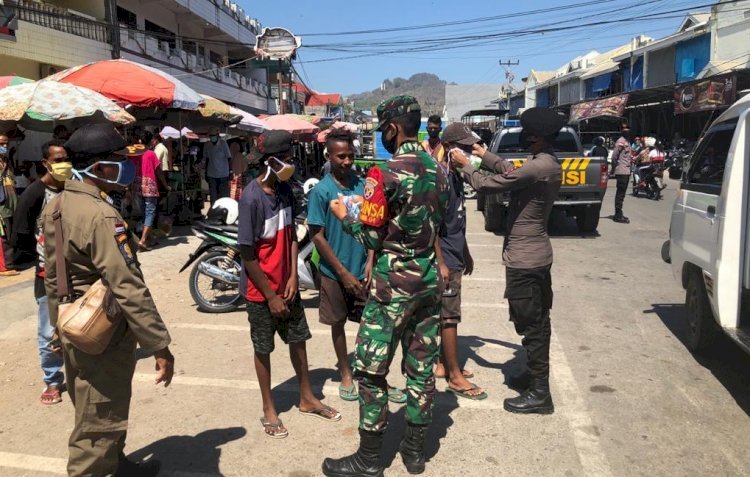 Serius Cegah Covid-19, Sat Samapta Polres Belu Bersama Inskait Bagi Masker dan Imbau Masyarakat Disiplin 4 M