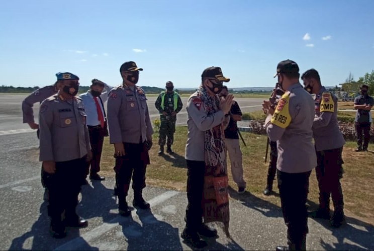 Tiba di Sumba Timur, Kapolda NTT Disambut Dengan Pengalungan Kain Adat Oleh Kapolres Sumba Timur