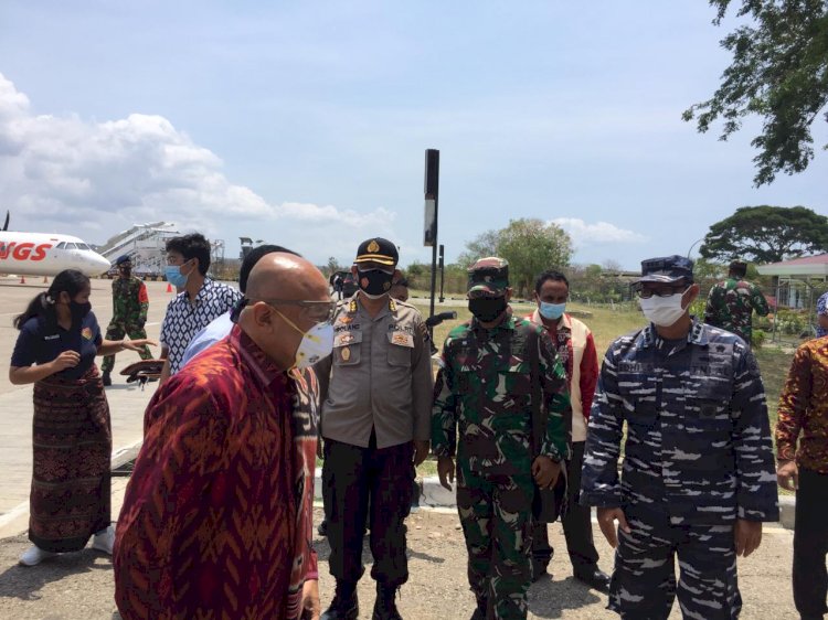 Kabidkum Polda NTT Sambut Kedatangan Menteri Koperasi dan UKM RI di Bandara El Tari Kupang