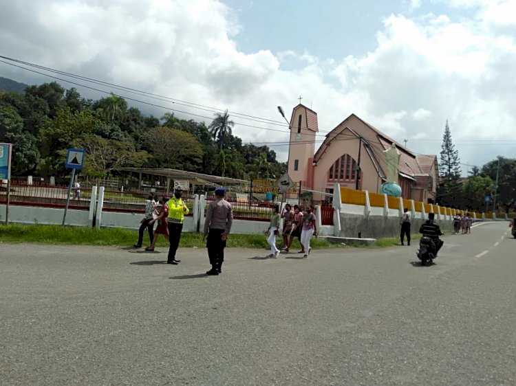 Personil Polres Ende Amankan Ibadah Misa Mingguan di Gereja Sekaligus Pastikan Penerapan Protokol Kesehatan