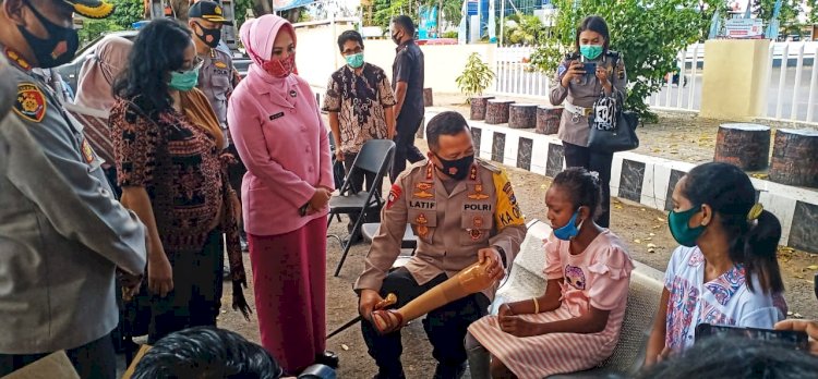 Ibunya Menangis Terharu Saat Kapolda NTT Memberikan Bantuan Kaki Palsu Kepada  Anaknya yang Cacat sejak Lahir