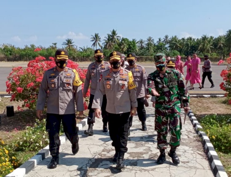 Kapolres Flotim Bersama Dandim 1624/Flotim Sambut Hangat Kedatangan Kapolda NTT di Bandar Udara Larantuka