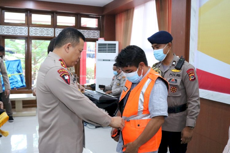 Peduli Insan Pers dalam Bertugas di Lapangan, Kapolda NTT Beri Rompi Pers