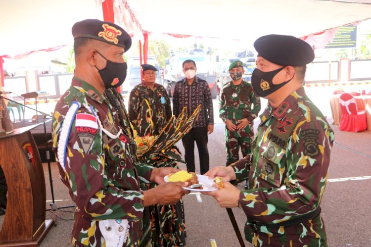 HUT Brimob ke 75, Kapolda NTT beri Tali Asih kepada Anggota Brimobda NTT