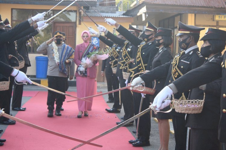 Tradisi Pedang Pora, Polres TTS Sambut  Pejabat Baru   Kapolres TTS