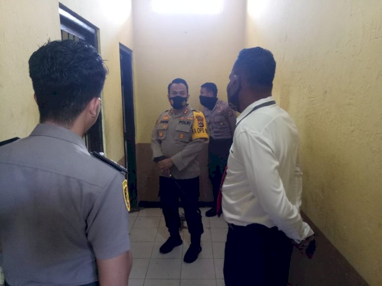 Pastikan Keamanan di Ruang  Tahanan, Kapolres TTS Melakukan Pengecekan