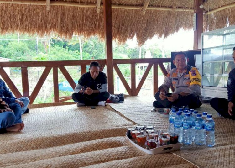 'Ngopi Bareng', Kapolres Sumba Barat Ajak Insan Pers Wujudkan Pilkada 2020 Aman & Damai