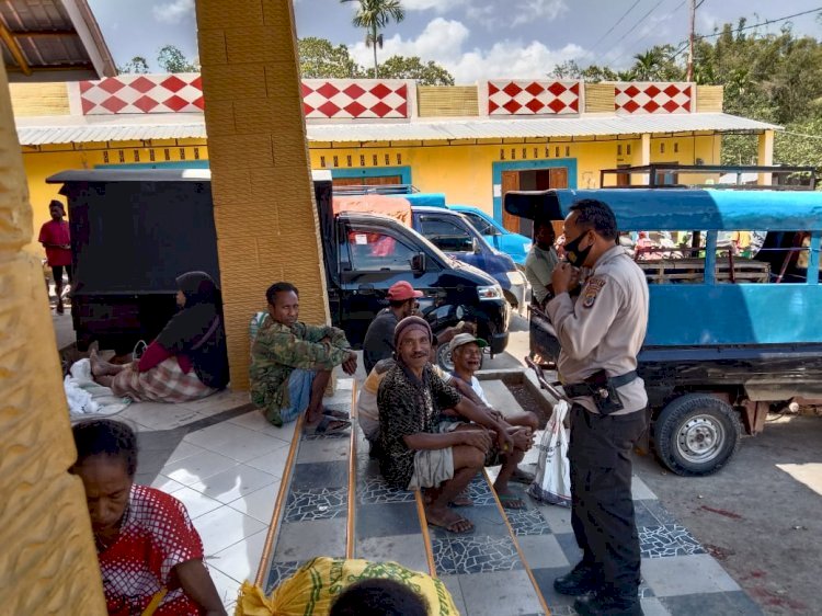 Kapolsek Alor Selatan Didampingi Anggota Melaksanakan Giat Patroli di Pasar Inpres Apui