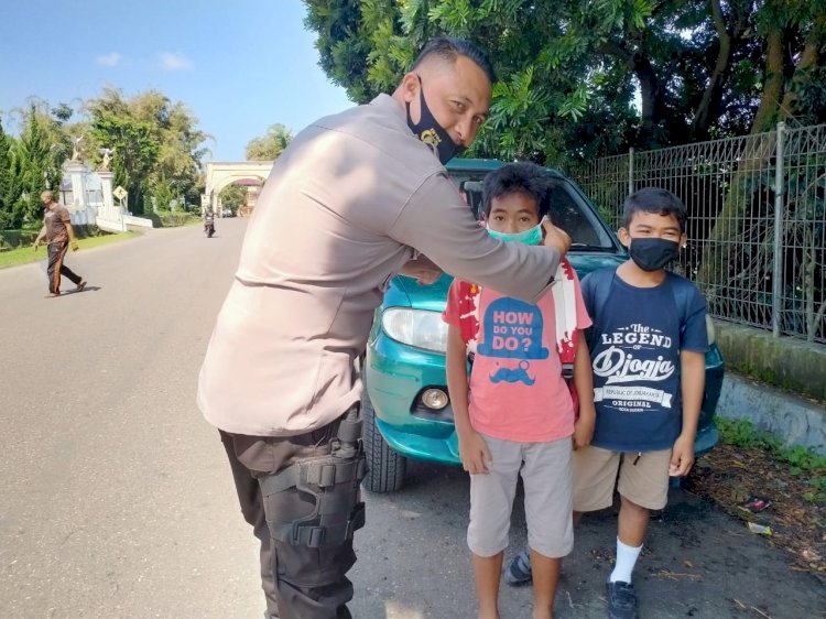 Bripka Fransiskus Maja Bagikan Masker Kepada Para Pelajar