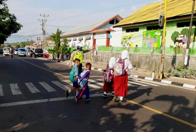 Tingkatkan Keamanan Pelajar, Sat Lantas Polres Flotim Lakukan Gatur Lalin