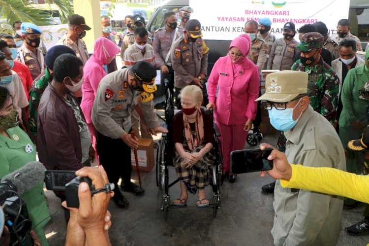 Kunjungi Pengungsi Bencana Erupsi Gunung Api Ile Lewotolok, Kapolda NTT dan Pejabat TNI NTT Beri Bantuan Sembako