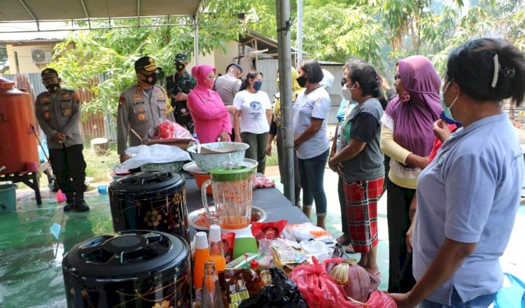 Kapolda NTT dan Ketua Bhayangkari Daerah NTT Tinjau Dapur Umum di Posko Pengungsian