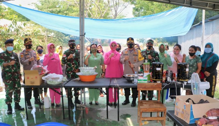 Kapolda NTT dan Ketua Bhayangkari Daerah NTT Tinjau Dapur Umum di Posko Pengungsian