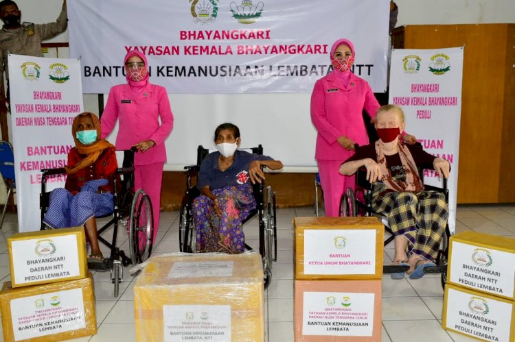 Senyum Bahagia Tiga Lansia Menerima Bantuan Kursi Roda dari Ketua Umum Bhayangkari Pusat