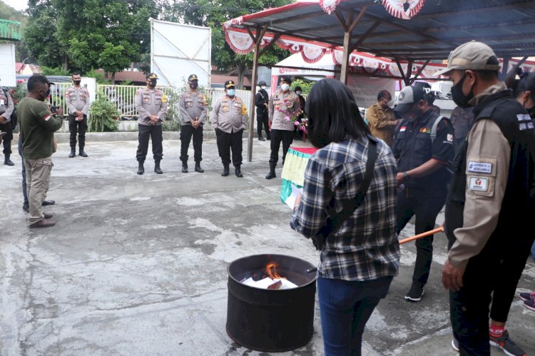 Wakapolda NTT Saksikan Pemusnahan Sisa Surat Suara di Kantor KPU Kabupaten Ngada