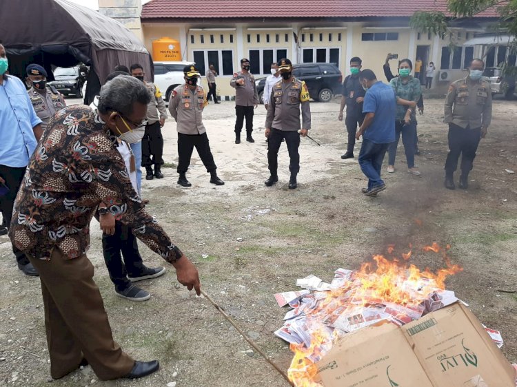 Kapolda NTT Turut Saksikan Pemusnahan Surat Suara Rusak di KPU Sumba Timur