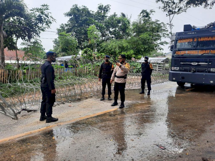 Pasang Kawat Berduri di Area Kantor KPUD Sumba Barat, Kapolres Pastikan Rapat Pleno Esok Berlangsung Aman & Damai