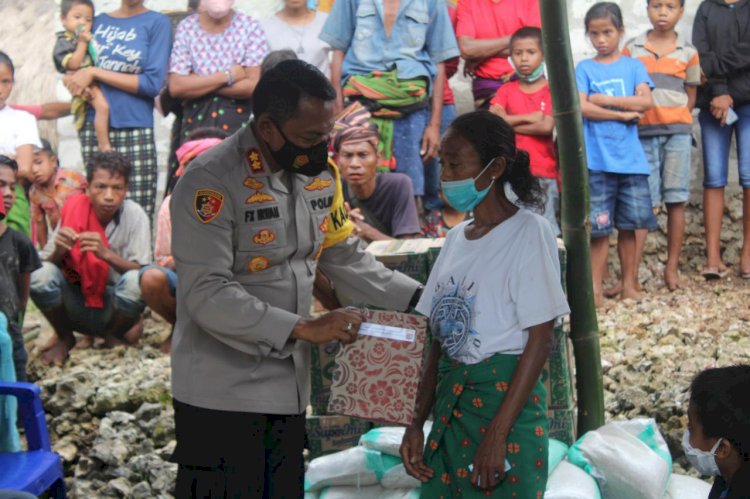 Kapolres Sumba Barat Kunjungi Regina & Salurkan Bansos Makanan & Uang Tunai dari Kapolda NTT 