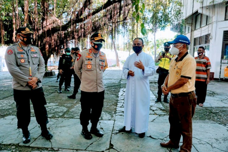 Kapolda NTT  Cek Langsung Pelaksanaan Ibadah Malam Natal di Gereja