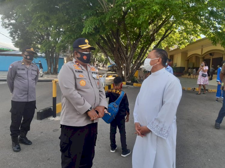 Wakapolda NTT Pantau Langsung Pelaksanaan Prokes dan Pengamanan Ibadah Natal di Gereja