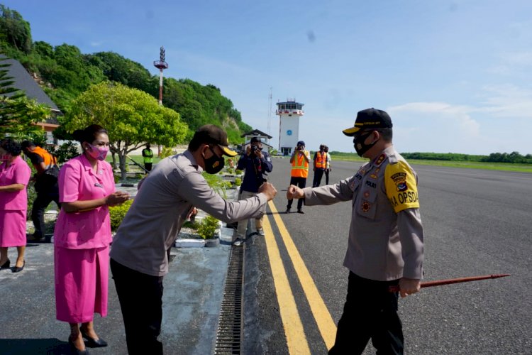 Tiba di Bandar Udara Mali, Kapolda NTT dan Ketua Bhayangkari Daerah NTT Disambut Hangat Jajaran Polres Alor