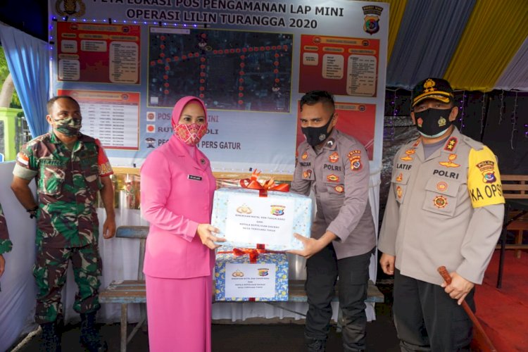 Ketua Bhayangkari Daerah NTT Beri Vitamin Kepada Personil Jaga Pos Pam Ops Lilin Turangga 2020